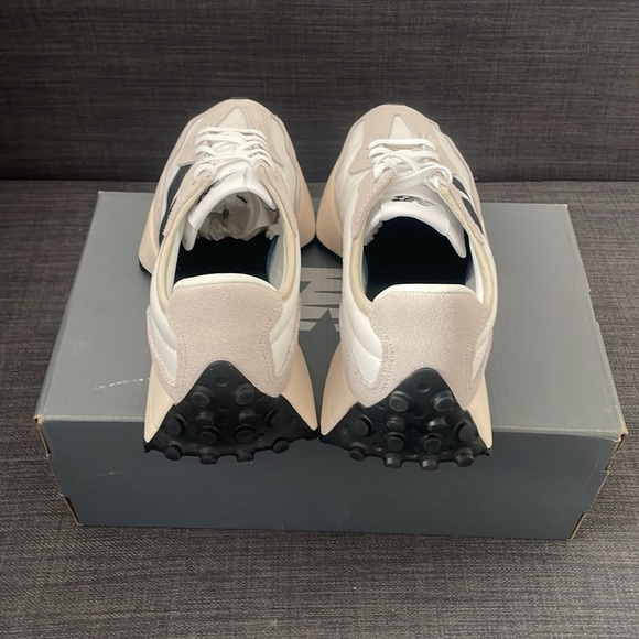 New Balance 327 size US7 NEW IN BOX - Picture 4 of 6